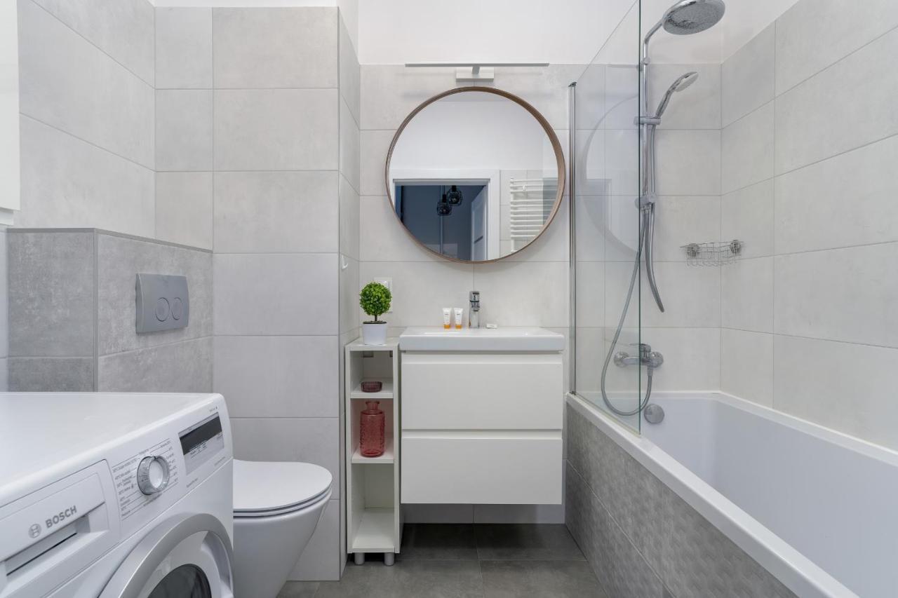 Stylish & Comfy Garbary Apartments With Parking By Noclegi Renters Познан Екстериор снимка
