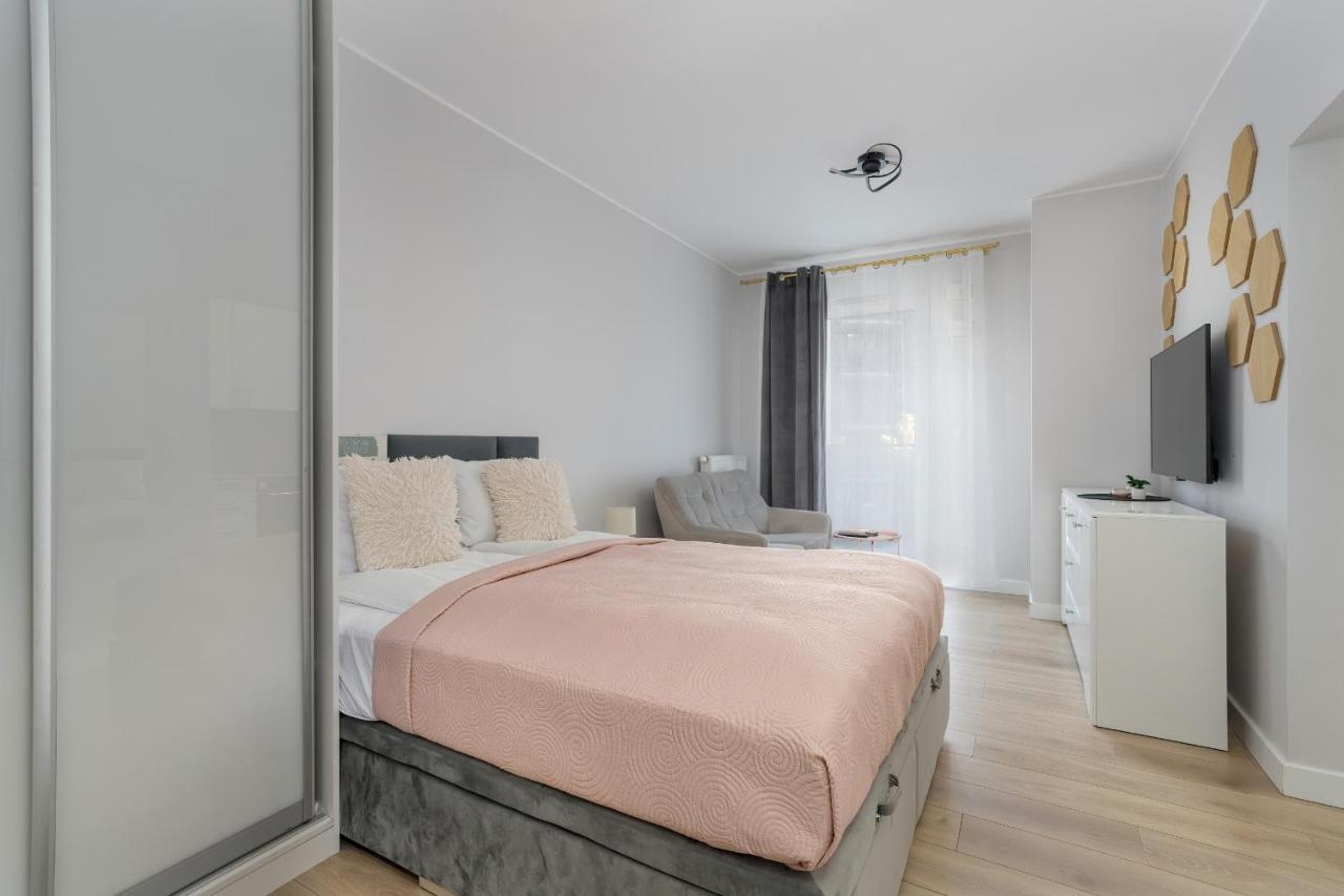 Stylish & Comfy Garbary Apartments With Parking By Noclegi Renters Познан Екстериор снимка