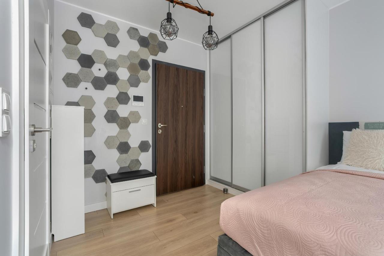 Stylish & Comfy Garbary Apartments With Parking By Noclegi Renters Познан Екстериор снимка