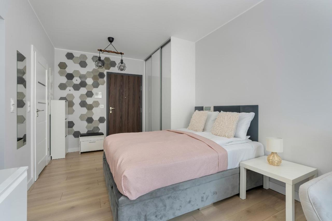 Stylish & Comfy Garbary Apartments With Parking By Noclegi Renters Познан Екстериор снимка