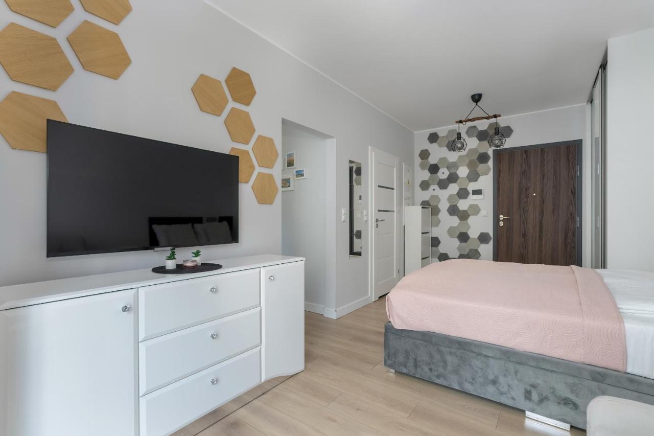 Stylish & Comfy Garbary Apartments With Parking By Noclegi Renters Познан Екстериор снимка